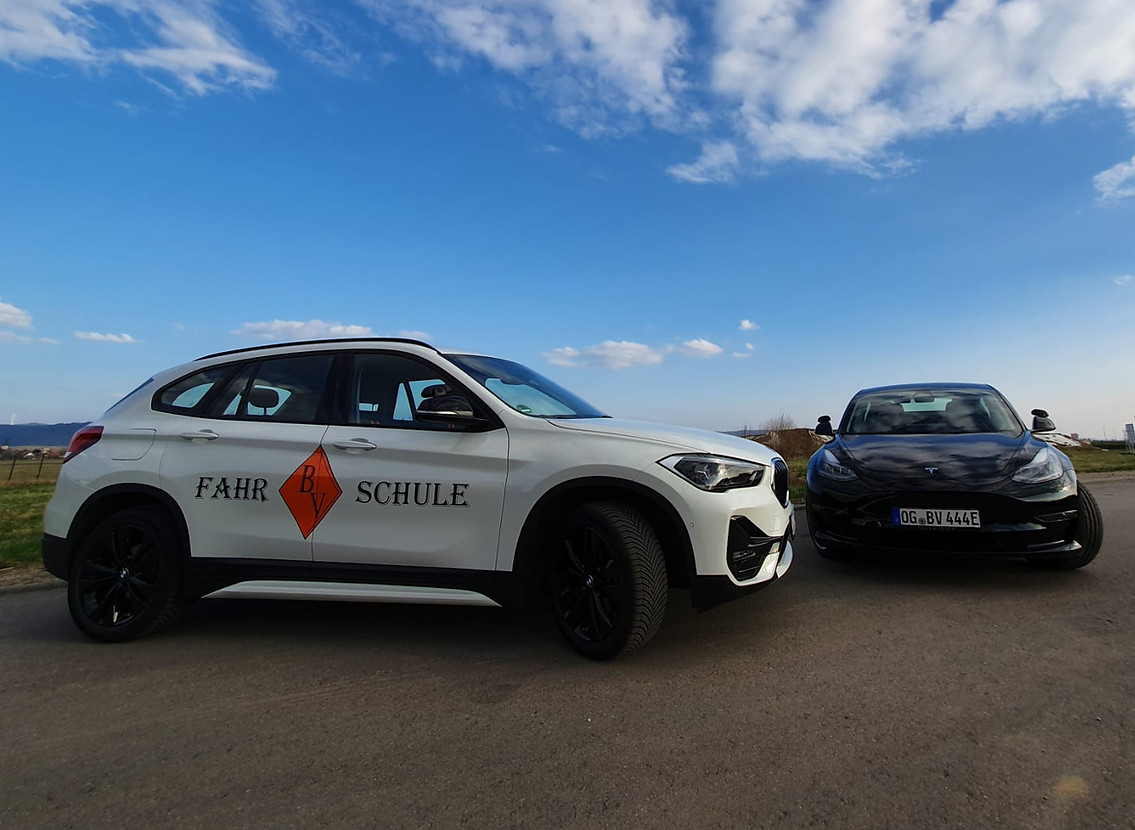 Zwei Autos der Fahrschule BV, die für Fahrstunden genutzt werden