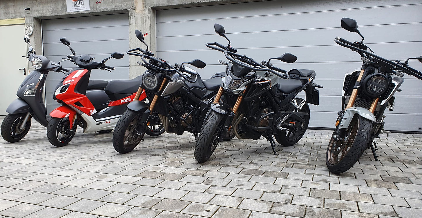 KTM-Motorräder für die praktische Motorradausbildung bei der Fahrschule BV