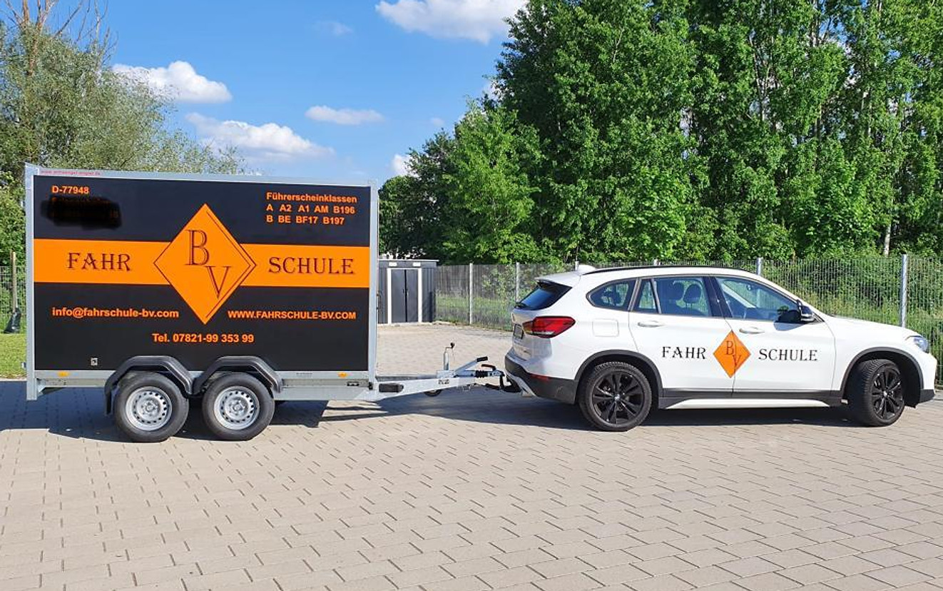 Auto mit Anhänger für die Führerscheinausbildung Klasse BE